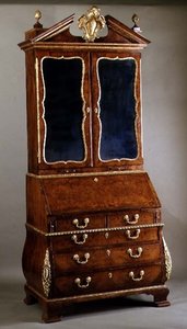 George I byråbokhylle med bombe-sider og ormolu-fester, ca. 1720 (pakke forgylt burr valnøtt)